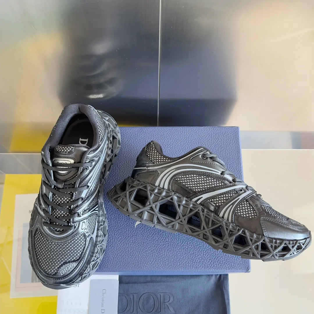 【DIOR】P:800💰 Men's 39-44. (Male 45.46 custom-made) Dior kawa Dior joint 2025ss casual sports shoes‼ ️ Reinterpret running shoes with dior’s haute couture style. b35 is made of fine-textured leather and mesh fabric materials. It can be worn in all seasons, is comfortable and breathable, and has many lines on the shoe body to outline details. It has a full retro three-dimensional feel and can create a casual look all year round!